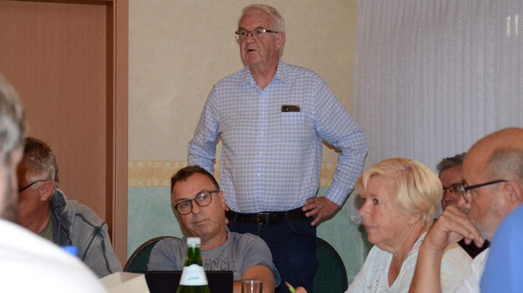 Willi Grunewald (stehend) bietet an, als Hausarzt in Eickhorst zu arbeiten und ein Medizinisches Versorgungszentrum aufzubauen.