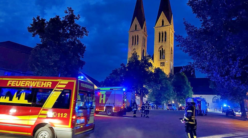 Die alarmierten Feuerwehren aus dem gesamten Stadtgebiet sammeln sich auf dem Halberstädter Domplatz und tauchen ihn in blaues Licht.