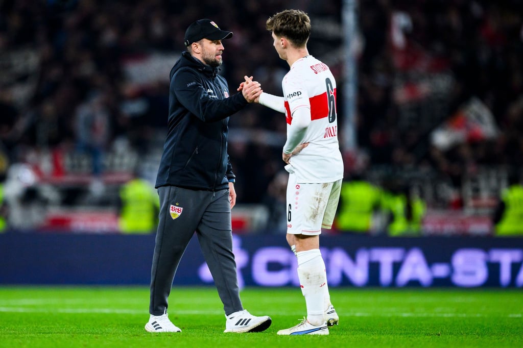 VfB-Trainer Sebastian Hoeneß (l.) hält große Stücke auf Mittelfeldspieler Angelo Stiller.