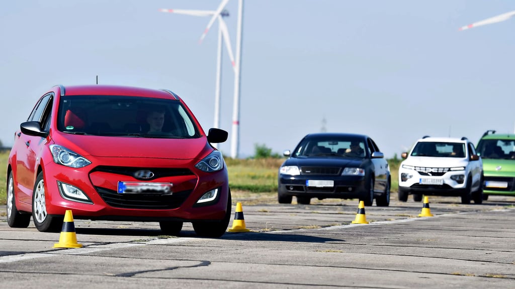 Bei der Slalomfahrt um die gestreiften Kegel sollen die Kursteilnahmer ein besseres Gefühl für das Kurvenverhalten ihres Fahrzeugs bekommen.