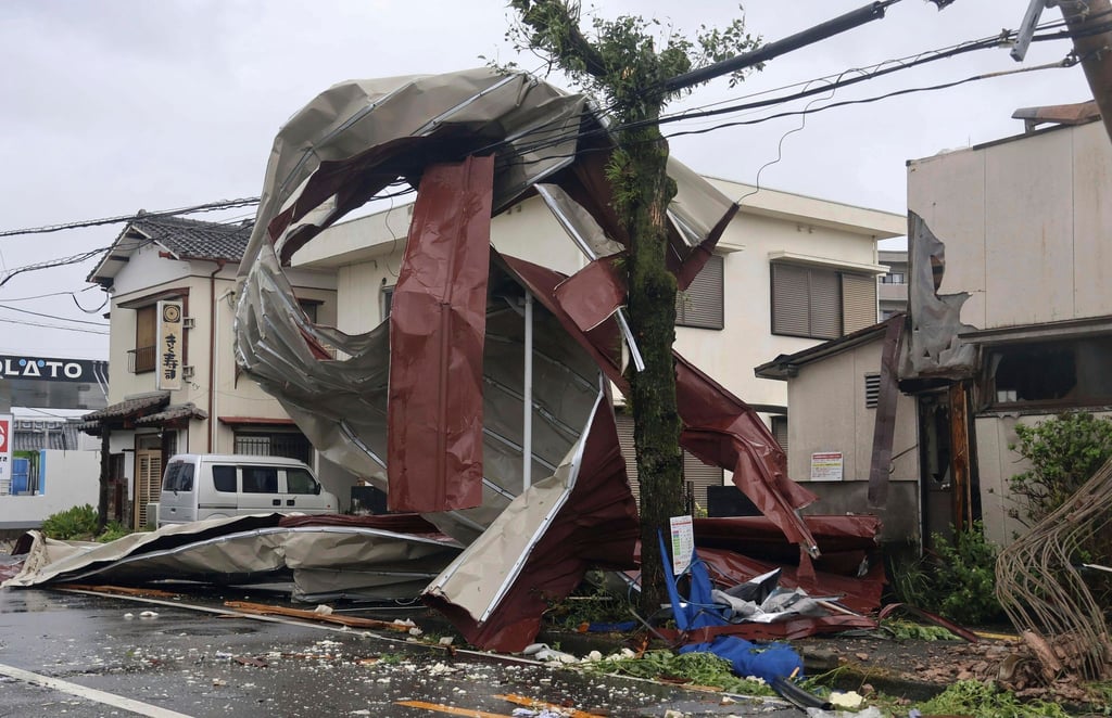 Behörden in Japan warnen die Bewohner vor den Gefahren durch den starken Taifun.