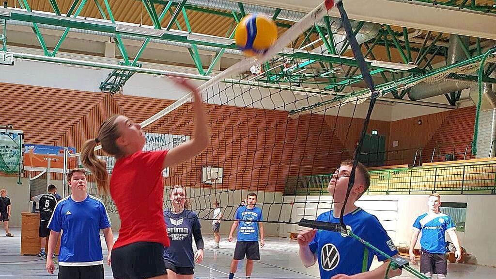 In einer Sporthalle steht Sport im Mittelpunkt. Allerdings zeigt sich in Lostau: Alles andere, vor allem zum Thema Energieverschwendung, wird gern beiseite geschoben.