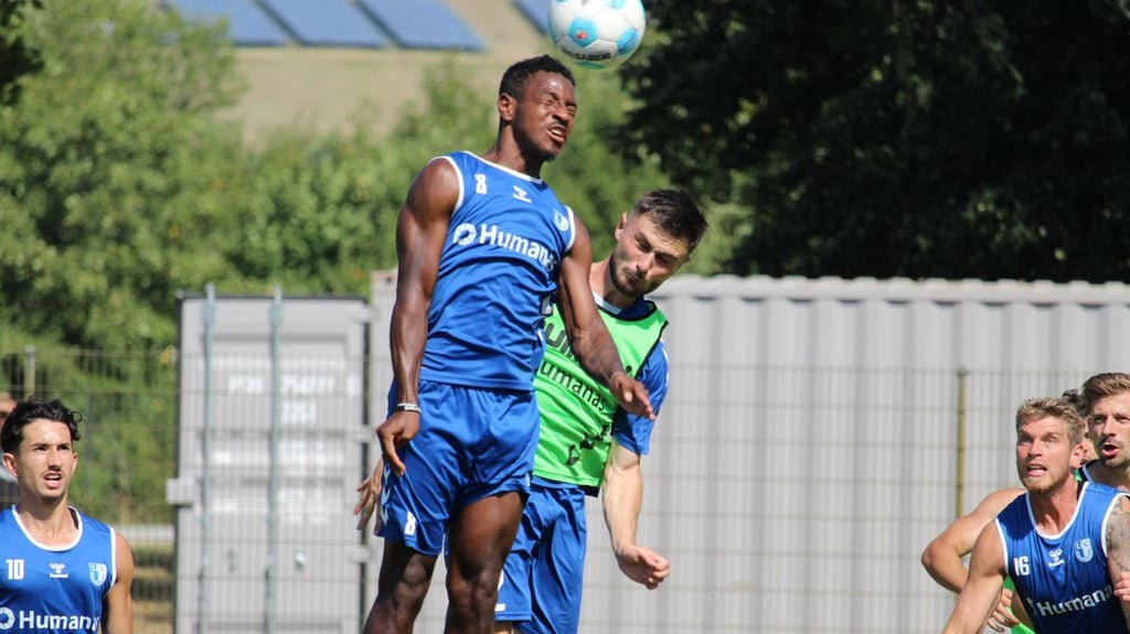 Der neue Spieler beim 1. FC Magdeburg, Samuel Loric, beim Kopfballduell mit Bryan Teixeira (li.).