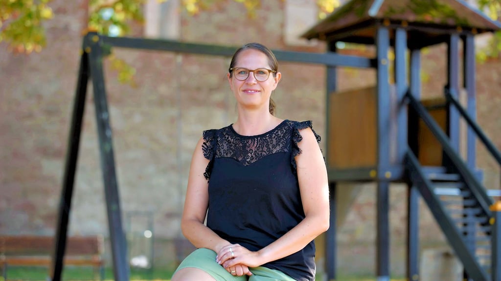 Claudia Neustaedt am Spielplatz vor der Reinsdorfer Kirchenruine