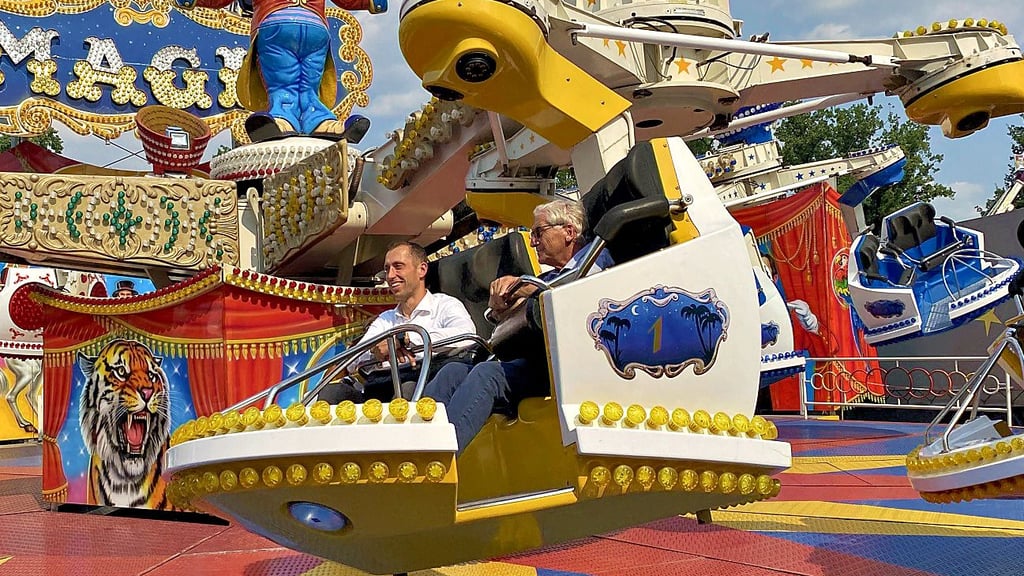 Oberbürgermeister von Stendal Bastian Sieler testet mit Jahrmarktchef Karl Welte das Fahrgeschäft „Magic“ auf dem Rummel des Landesfestes in Stendal.