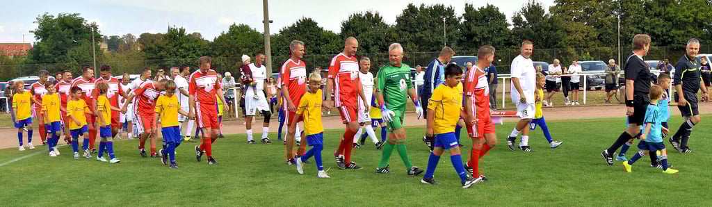 Die Traditionsmannschaften des FC ZWK Nebra und des Halleschen FC (vorn) bestritten anlässlich des Jubiläums „100 Jahre Vereinssport“ in der Unstrutstadt einen freundschaftlichen Vergleich auf der Dieter-Höhne-Sportstätte. Die Gastgeber setzten sich mit 5:4 durch.
