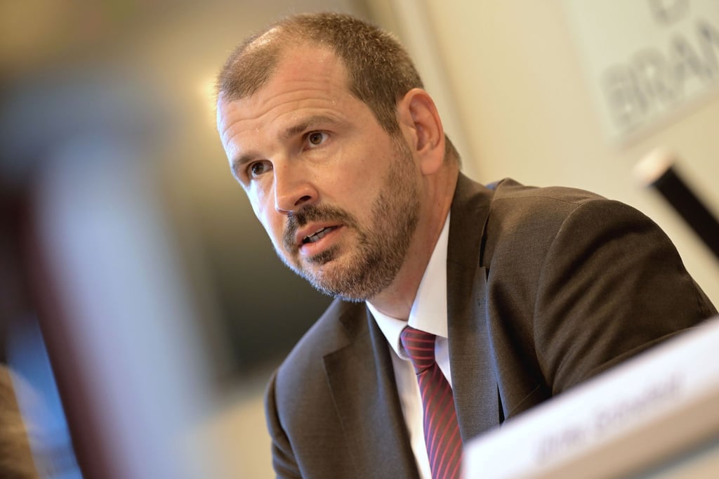 Brandenburgs Bildungsminister Freiberg räumt ein, dass die Besetzung von Lehrerstellen schwierig ist.