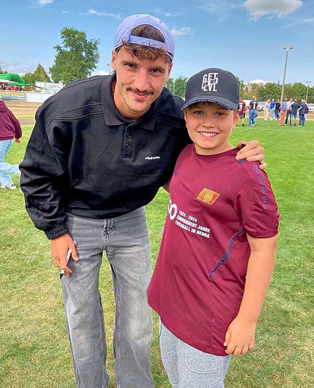 Ricky Bornschein (l.), Profi beim Drittligisten FC Erzgebirge Aue, mit Lewin Trautmann.