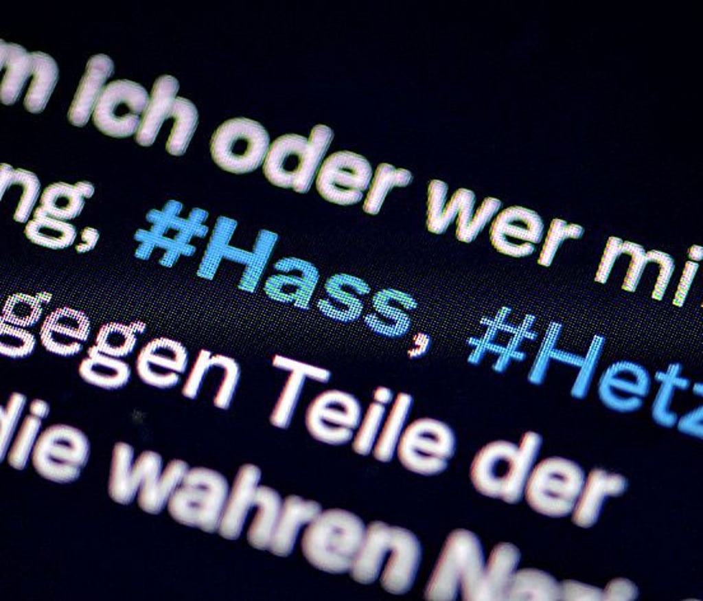 Die Wörter Hass und Hetze sind in einem Post bei X (vormals Twitter) mit dem Doppelkreuz (auch Raute genannt) als Stichwörter (Hashtag) markiert.