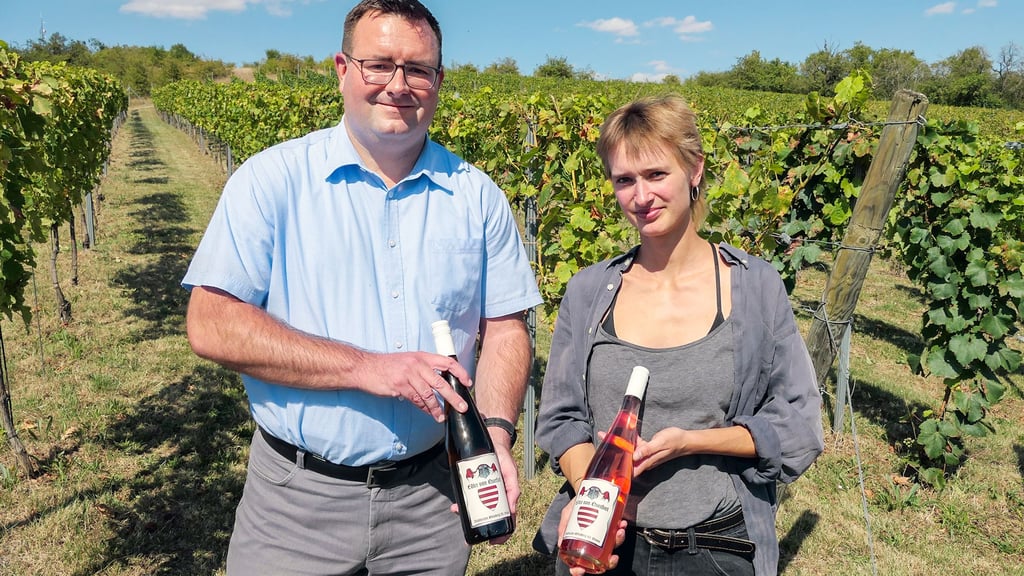Bürgermeister Andreas Nette und Lauren Schnor vom Naturpark zeigen die Weine, die es am Samstag zu trinken gibt.