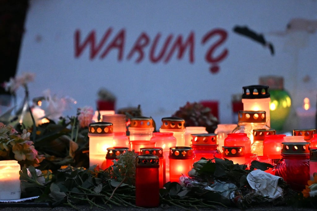 Am Freitagabend waren bei einem Stadtfest im nordrhein-westfälischen Solingen drei Menschen mit einem Messer getötet worden. Laut Experten beginnt eine Radikalisierung oft mit einer Lebenskrise.
