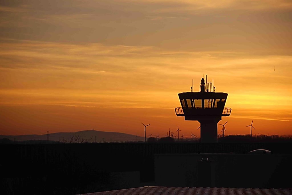 Volksstimme-Leser Udo Zabel zeigt den Tower des Flugplatzes Magdeburg mit Blick bis zum Brocken.