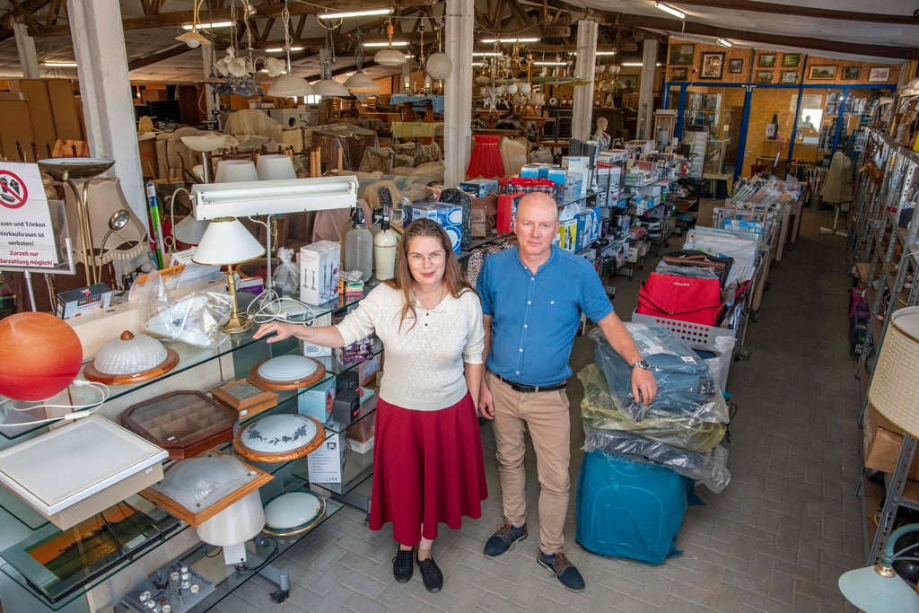 Filialleiterin Nancy Göbel und Geschäftsinhaber Peter Hartmann haben in der neuen Filiale in Großkühnau (Ortsteil von Dessau) vom Handelskontor Anhalt gebrauchte Produkte im Angebot.