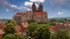 Auf dem Schlossberg thront das Schloss Quedlinburg, das früher als Residenz der ottonischen Kaiser diente.