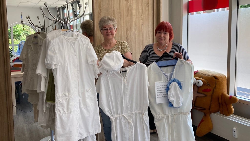 Sabine Biermann (li.) und Ute Droht präsentieren die zum Teil historische weiße Kleidung, die bereits vorbereitet ist.