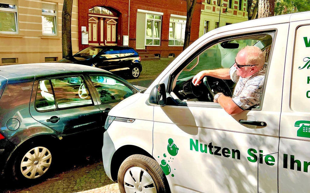 Als Karl-Heinz Golz morgens mit dem Auto los wollte, war seine Ausfahrt zugeparkt.