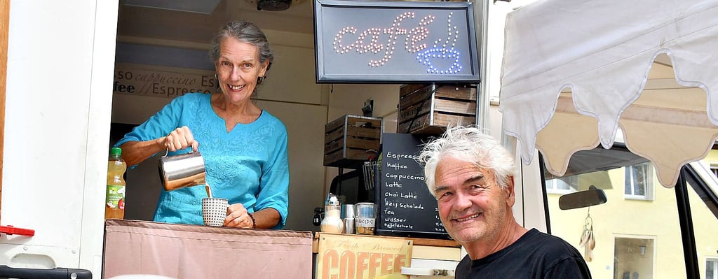 Jannelle Stein und Jürgen Israel mit ihrem Cafe auf dem Arendseer Wochenmarkt, darf das mobile Cafe bald auch an den Seeweg?