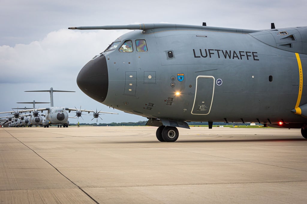 Acht Jahre Einsatz auf dem Bundeswehr-Drehkreuz in Niger sind beendet: Am Freitagabend kehrten zwei Transportmaschinen vom Typ A400M mit bis zuletzt verbliebenen 60 Soldatinnen und Soldaten sowie Material auf den Fliegerhorst Wunstorf in Niedersachsen zurück.