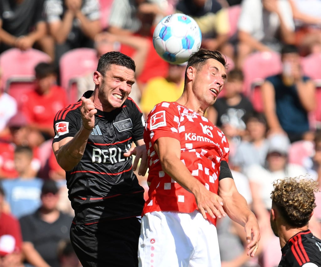 Robin Gosens (l) wird für den 1. FC Union Berlin so schnell kein Kopfballduell mehr bestreiten.