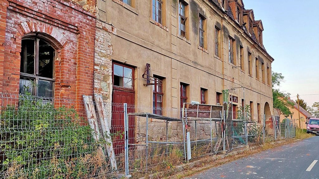 Nur einen spärlichen Rest vom Baugerüst, das vor dem ungenutzten Gebäude in Tochheim stand, haben die Diebe da gelassen.