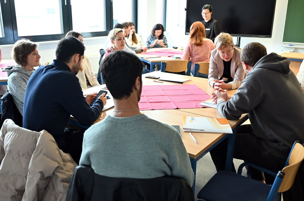 Im März starteten sie bei der German Professional School - nun haben Dutzende junge Leute einen Arbeits- oder Ausbildungsvertrag in der Tasche. (Archivbild)