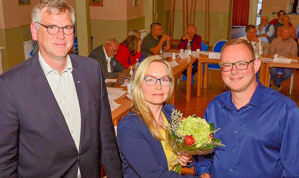 Der Stadtratsvorsitzende Claus-Christian Kühne (links) und Bürgermeisterin Grit Matz (beide CDU) hatten Benjamin Hellmann (AfD) schon zu seiner Wahl gratuliert. Nun muss die Wahl zum zweiten Vorsitzenden des Gremiums wiederholt werden.