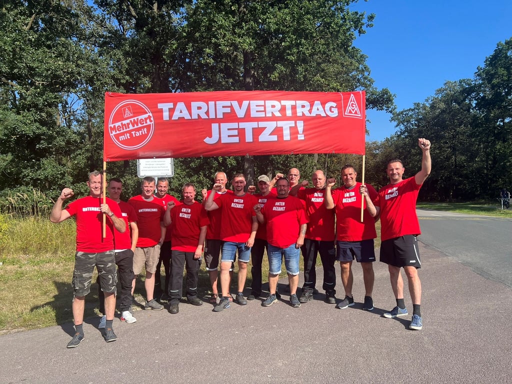 Unterbezahlt - so steht es auf den Shirts - fühlen sich die Mitarbeiter der FFG, die in Letzlingen im Gefechtsübungszentrum Heer für die Bundeswehr arbeiten.
