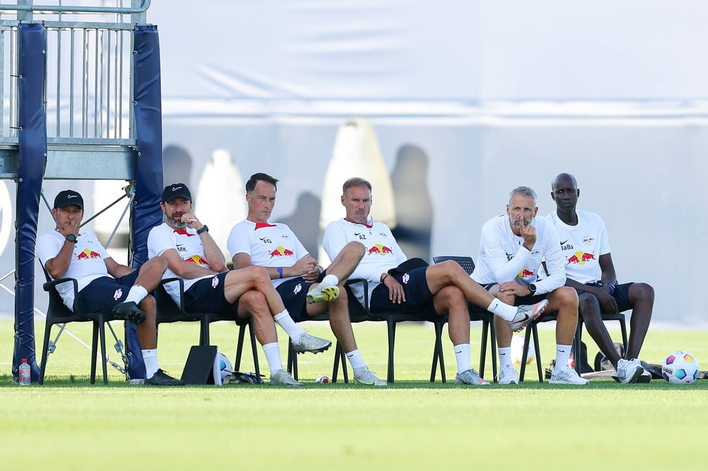 Marco Rose und sein Trainerteam bei einem Testspiel.