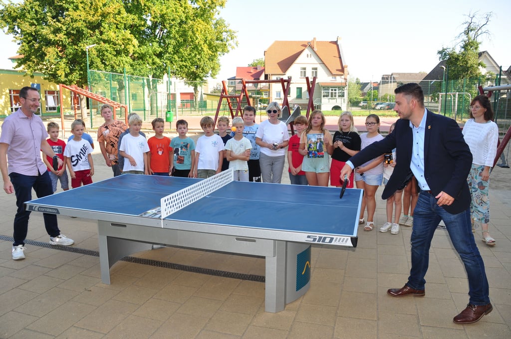 Andreas Pietsch (rechts) und Andreas Forke probierten die neueTischtennisplatte in der Grundschule auch gleich aus.