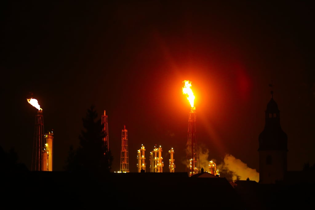 Mit der bisher ungenutzten Abwärme der TotalEnergies-Raffinerie sollen in Zukunft Wohnungen in Leipzig geheizt werden.