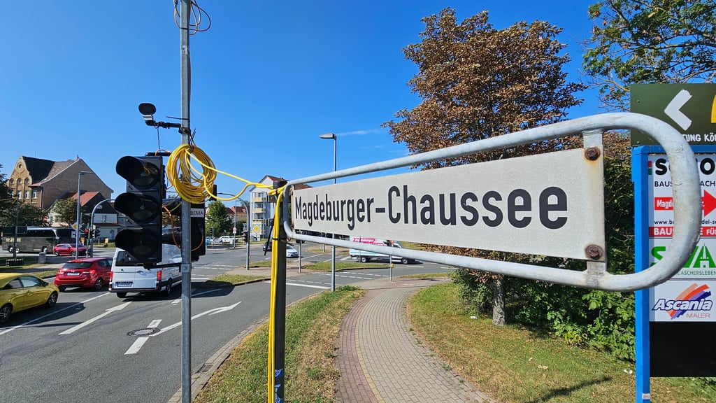 An der Kreuzung an der Magdeburger Brücke ist eine Baustellenampelanlage aufgebaut worden. Hier wird in den kommenden Wochen die Fahrbahn saniert.