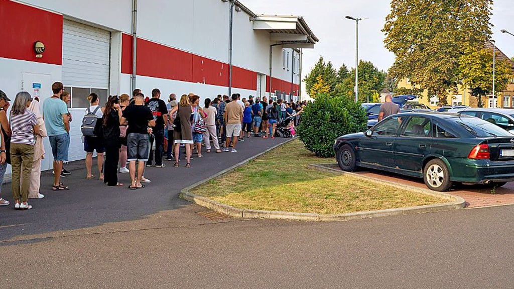 Was der Grund für den vollen Parkplatz und die lange Kundenschlange ist.