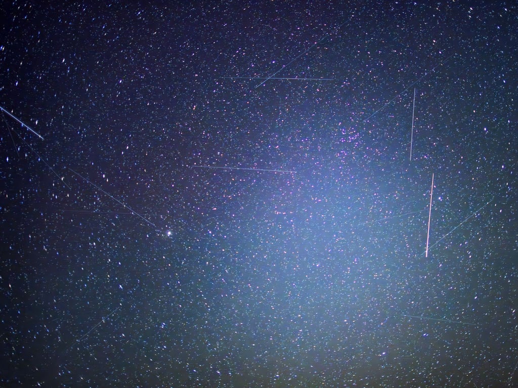 Illustration: Satelliten und andere Objekte sind als Leuchtspuren am Nachthimmel über Ostbrandenburg zu sehen (Aufnahme mit 20 Sekunden Belichtungszeit, daher sind die sich bewegenden Objekte als Linien zu erkennen).