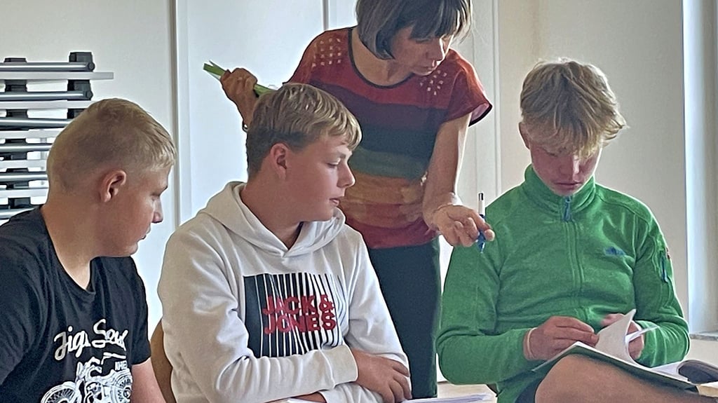Antje Wagner geht mit den Achtklässlern die Berichtshefte durch und gibt Tipps, worauf beim Führen eines solchen Heftes inhaltlich zu achten ist.