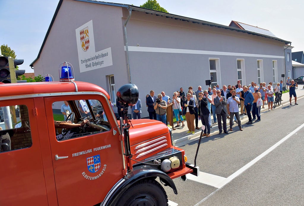 Diesem historischen Feuerwehrauto kam die Ehre zuteil, nach der Freigabe als erstes Fahrzeug auf der Klostermansfelder Chausseestraße entlang zu rollen.