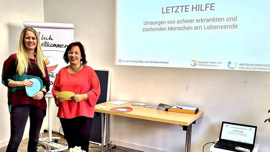 Ingrid Rehfeldt (r.) unterrichtete in Oebisfelde mit ihrer Kollegin Deborah Leicht den „Letzte Hilfe“-Kurs.