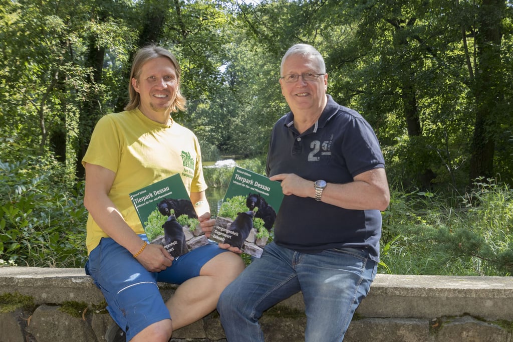 Jan Bauer und Roland Böhme präsentieren das Tierparkbuch.