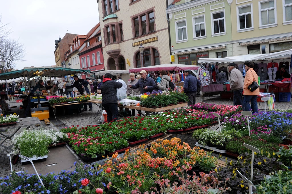 Blick auf einen früheren Hettstedter Wochenmarkt.