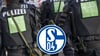 Fans vom FC Schalke 04 verpassten das Spiel gegen den 1. FC Magdeburg, weil sie von der Polizei aufgehalten worden sind. Die Fanhilfe erstattet offenbar nun Anzeige.