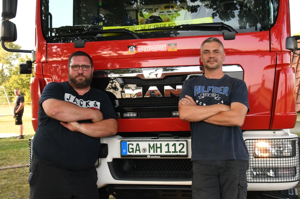 Immer einsatzbereit: Feuerwehrchef Torsten Pizecker (rechts) und Ausbilder René Hoffmann vor dem HLF 20/20.