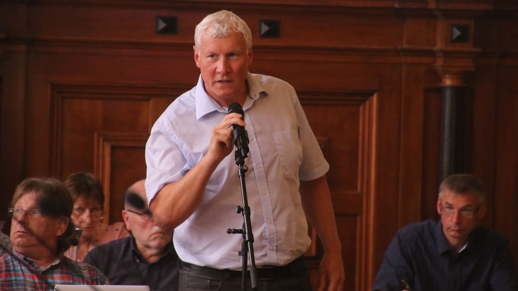 Halles AfD-Ratsfraktionschef Alexander Raue hat den AfD-Bundestagskandidaten Phillipp-Anders Rau zum Rücktritt von seiner Nominierung aufgefordert.