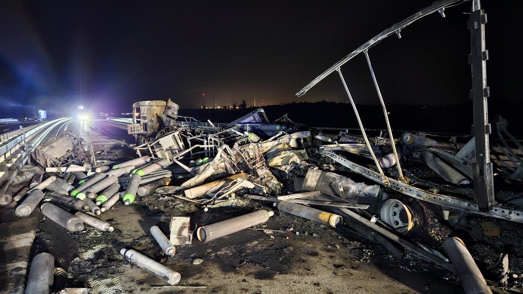 La carretera resultó gravemente dañada por las explosiones y el incendio.