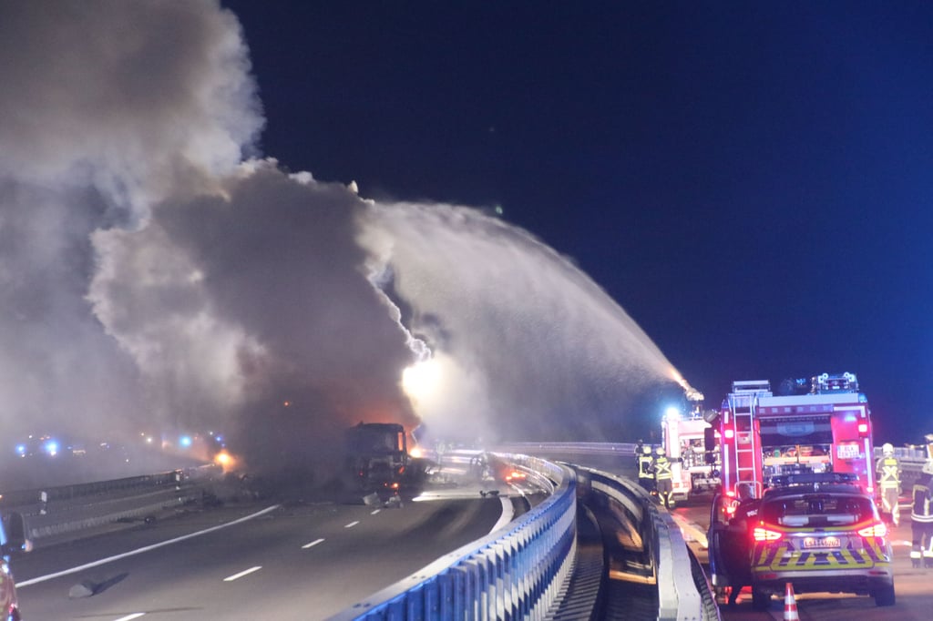 Accidente en la A38: El incendio sólo pudo extinguirse a distancia.