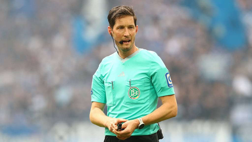 Schiedsrichter Matthias Jöllenbeck leitet am Samstag das Bundesliga-Topspiel zwischen Bayer Leverkusen und RB Leipzig.