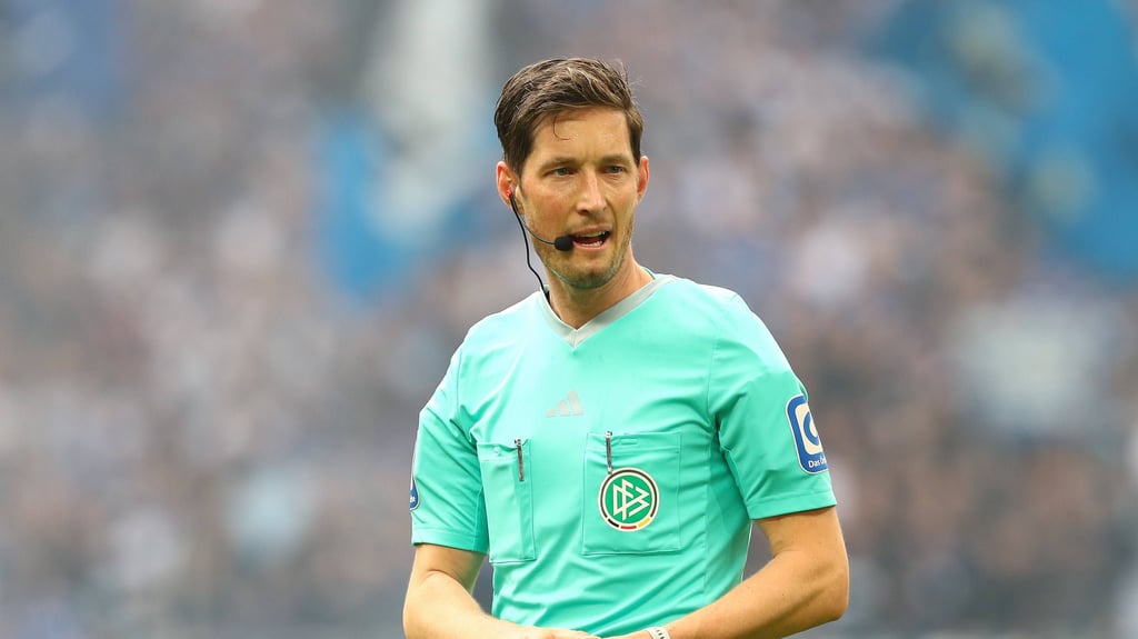 Schiedsrichter Matthias Jöllenbeck leitet am Samstag das Bundesliga-Topspiel zwischen Bayer Leverkusen und RB Leipzig.