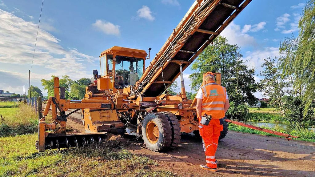 Die Gemeinde Calvörde lässt die Bankette des Weges entlang der Ohre fräsen.