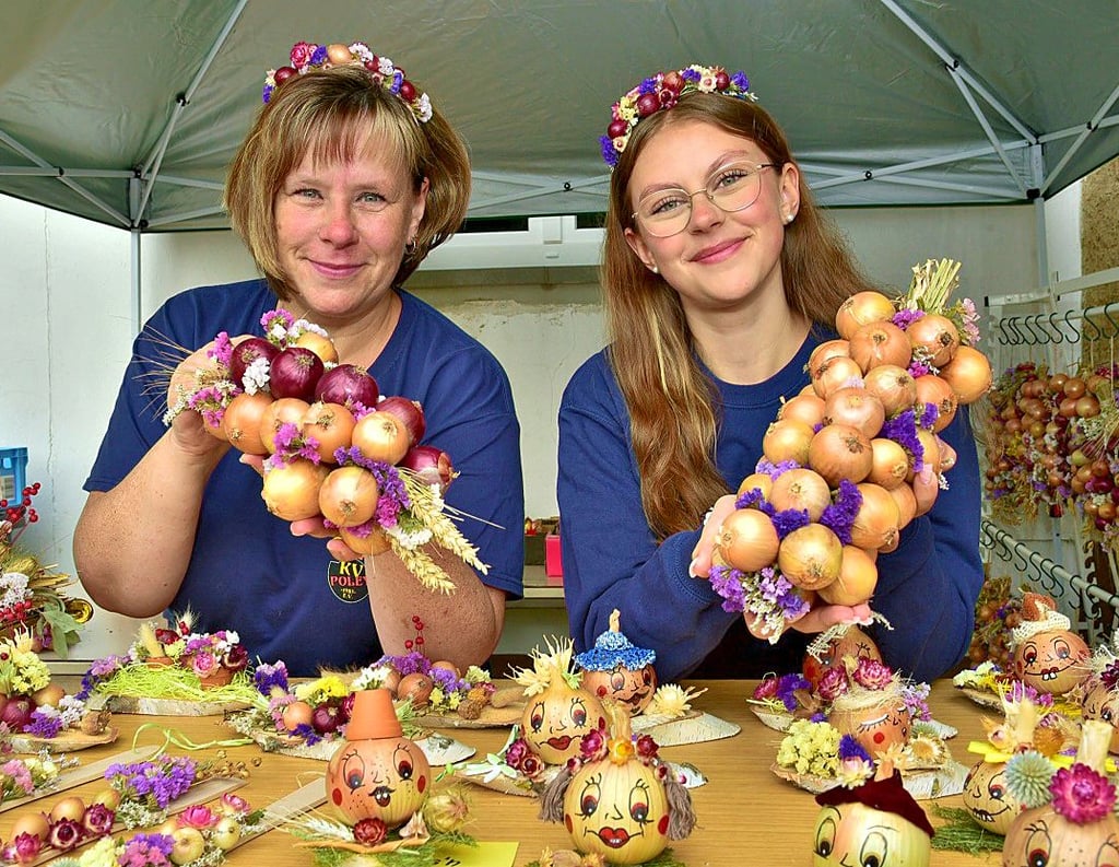 Passend zum Zwiebelfest bieten Chris (links) und Natalie Weber Zwiebelzöpfe, Zwiebelpüppchen, Topflöffel, Dekorahmen, Haarreifen und Kaffeekannen mit Blumensträußen für die Besucher zum Verkauf an.