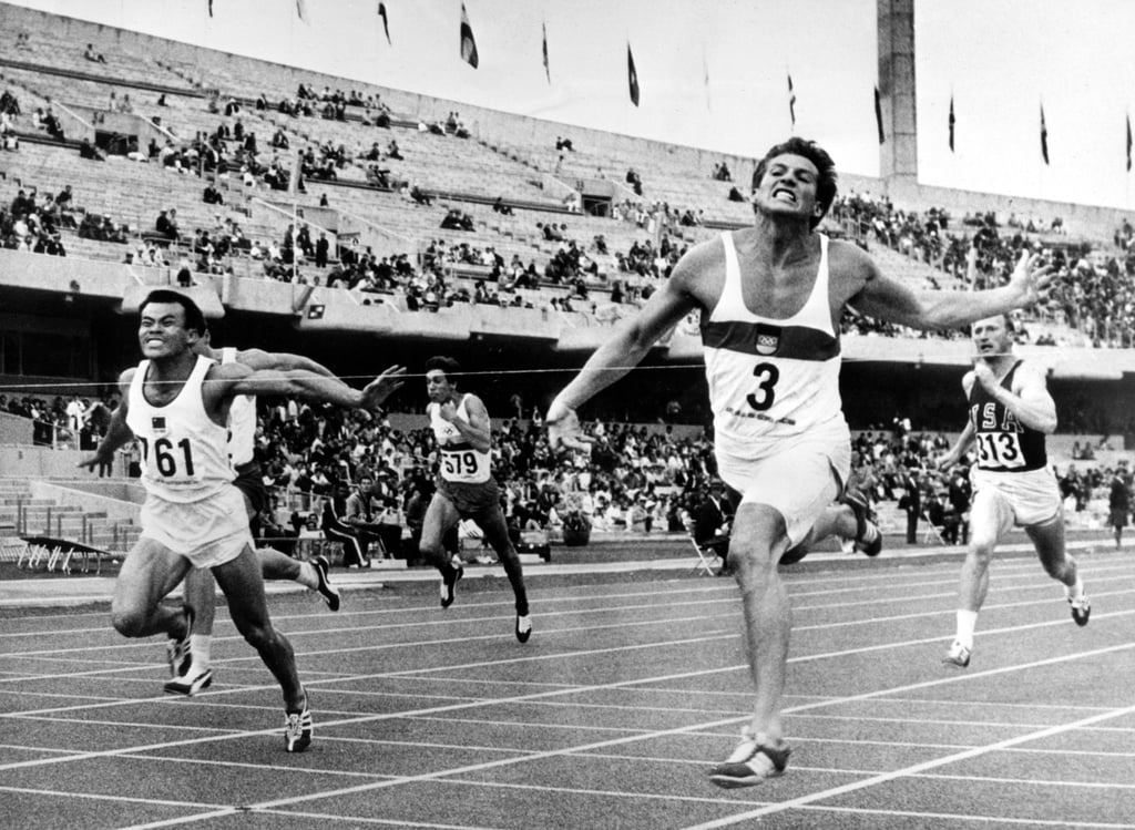 Kurt Bendlin läuft beim olympischen Zehnkampf 1968 über die Ziellinie.