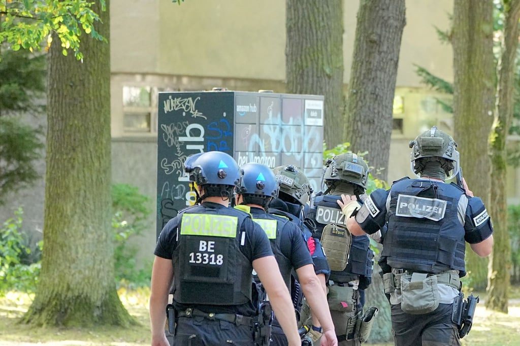 Das SEK erschießt einen Tatverdächtigen.
