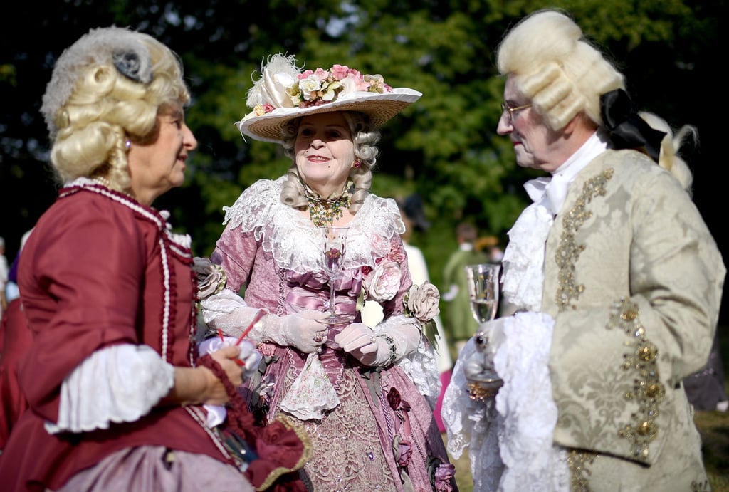 Für das Barockfest werfen sich Besucher in Schale. (Archivbild)